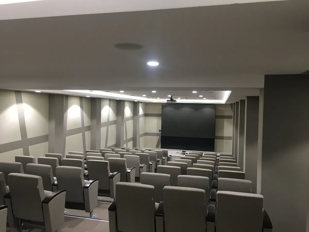 Training room seen from the side, with the screen at the front