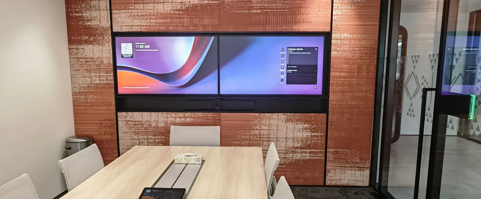 Meeting room with a dual-screen video conferencing wall
